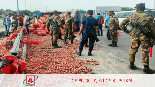 পদ্মা সেতুতে উল্টে গেল পেঁয়াজবাহী ট্রাক