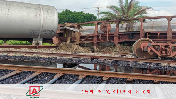 কুষ্টিয়ায় তেলবাহী ট্রেনের তিন ওয়াগন লাইনচ্যুত, পড়েছে একটির সব তেল