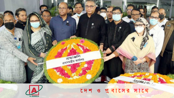 বঙ্গবন্ধুর প্রতিকৃতিতে সর্বসাধারণের শ্রদ্ধা