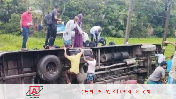 লক্ষ্মীপুরে বাস উল্টে ডোবায় পড়ে নিহত ১, আহত ৬