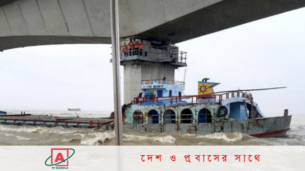 বঙ্গবন্ধু সেতুর পিলারে আটকে আছে বালু বোঝাই বাল্কহেড