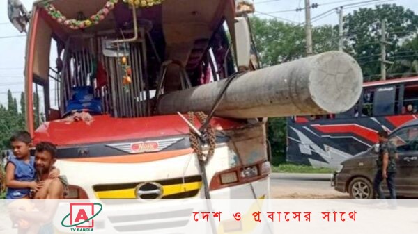 চলন্ত বাসে ঢুকে গেল বৈদ্যুতিক খুঁটি, আহত ২০