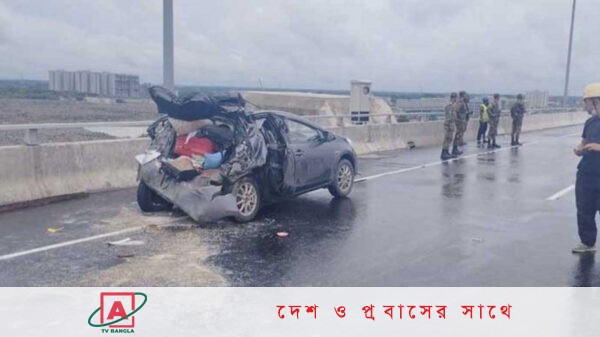 বাসের ধাক্কায় পদ্ম সেতুর ওপরে প্রাইভেটকারের তিন যাত্রী আহত
