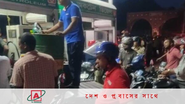 জাতীয় গ্রিডে বিপর্যয় : ডিজেলের জন্য ফিলিং স্টেশনগুলোতে ভিড়