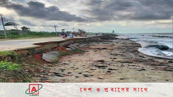 জোয়ারের ঢেউয়ের আঘাতে টেকনাফ মেরিন ড্রাইভের দুই অংশে ভাঙন