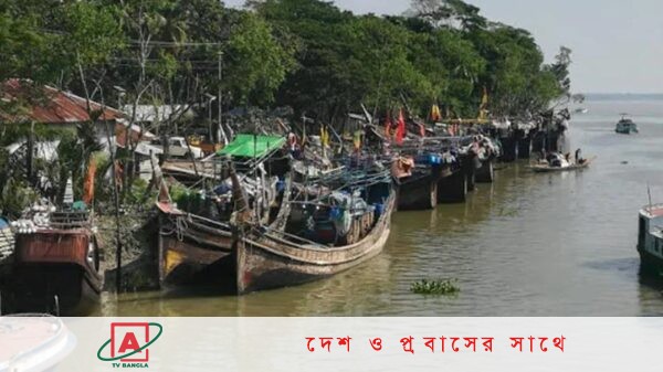 ইলিশ শিকারে প্রস্তুত জেলেরা