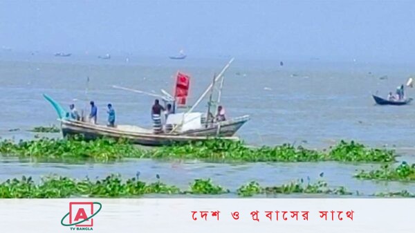 নদীতে ইলিশ শিকারের সব ধরনের প্রস্ততি নিয়ে অপেক্ষায় জেলেরা