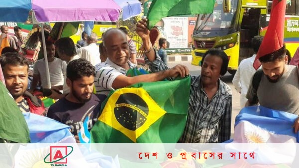 সারা দেশে চলছে এখন ফুটবল উন্মাদনা