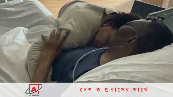 বড়দিনে হাসপাতালে বিছানায় কিংবদন্তি পেলের কোলে শুয়ে আছেন কন্যা কেলি নাসিমেন্টো।