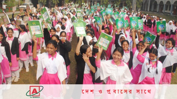 বরিশালে শিক্ষার্থীদের মাঝে ব্যাপক বই উৎসব বিরাজ করছে 