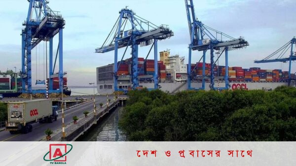 চট্টগ্রাম বন্দর থেকে জাহাজের কন্টেইনার ভেঙ্গে এক বাংলাদেশি কিশোরকে উদ্ধার
