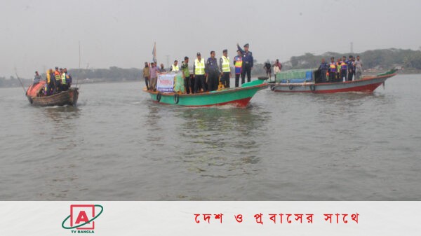 বরিশাল কির্তনখোলা নদীতে নৌ-পুলিশের অভিযান