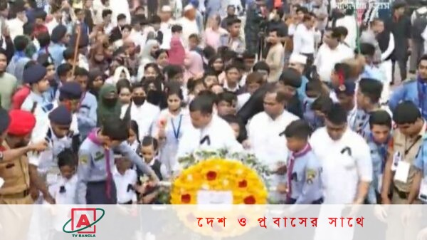 ভাষা শহীদদের শ্রদ্ধা জানাতে শহীদ মিনারে মানুষের ঢল