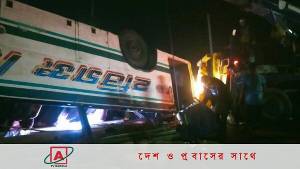 ঢাকা-সিলেট মহাসড়কের বাগানবাড়িতে বাসটি উল্টে গেলে চারজন নিহত হন