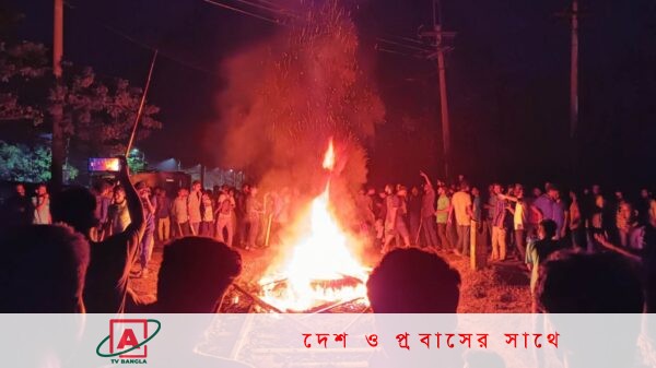 রাবিতে রেললাইনে আগুন জ্বালিয়ে শিক্ষার্থীদের বিক্ষোভ