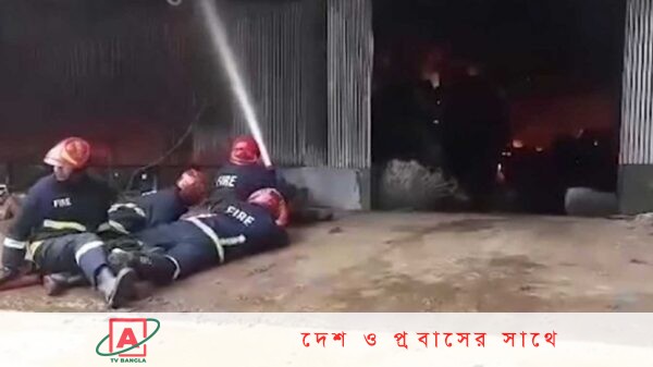 সীতাকুণ্ডে তুলার গোডাউনের আগুন ১২ ঘণ্টায়ও নিয়ন্ত্রণে আসেনি