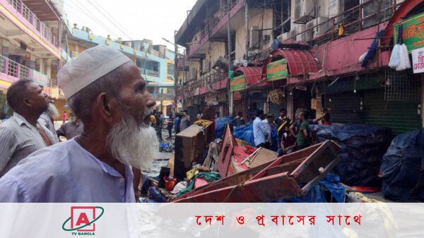 নিউ সুপার মার্কেটে চলছে পরিচ্ছন্নতার কাজ