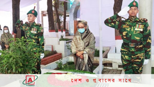 রাজধানীর বনানী কবরস্থানে ১৫ আগস্টের শহীদদের প্রতি প্রধানমন্ত্রীর শ্রদ্ধা