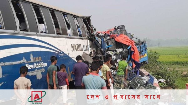 বাস-পিকআপ এর মুখোমুখি সংঘর্ষে নিহত দুই চালক