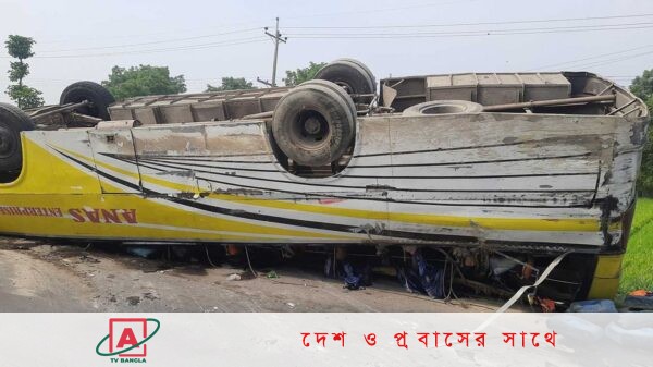 জয়পুরহাটে যাত্রীবাহী বাস নিয়ন্ত্রণ হারিয়ে উল্টে আহত ২৯