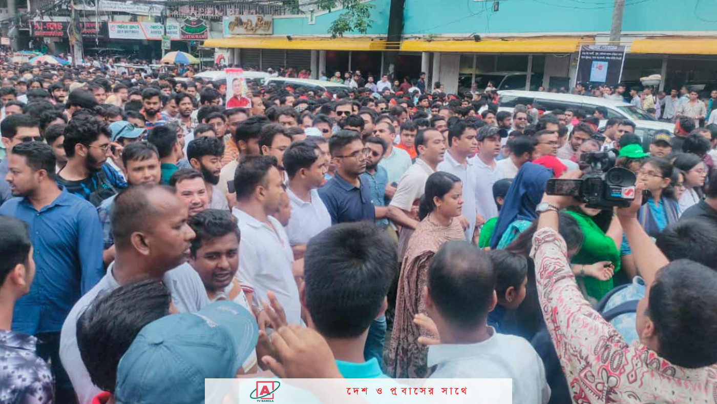‘দিল্লি গেছে স্বৈরাচার, পিণ্ডি যাবে রাজাকার’ স্লোগানে উত্তাল নয়াপল্টন